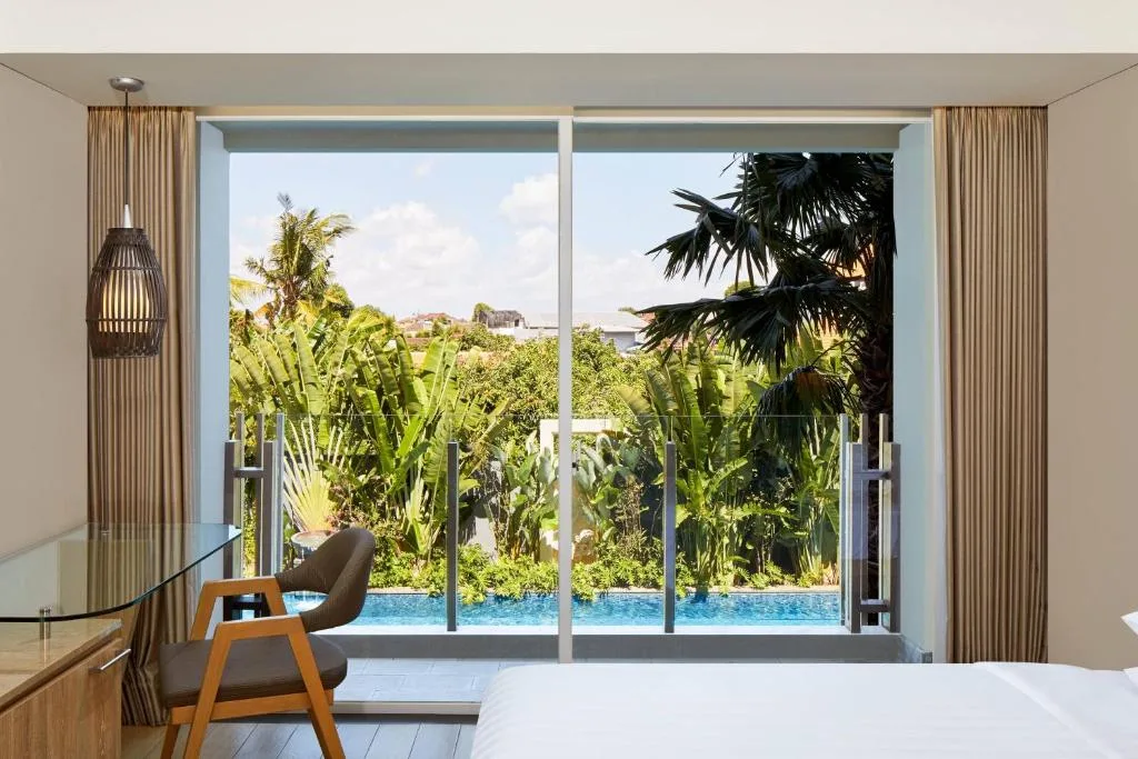 Deluxe Pool View Room King